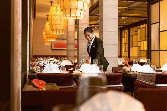 hapag-lloyd-cruises-europa2-restaurant-elements-004