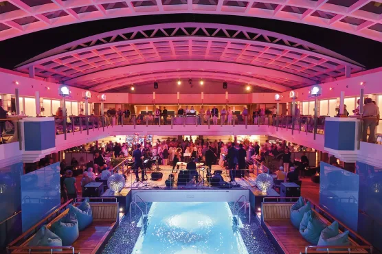 hapag-lloyd-cruises-europa2-suites-genieten-actief-poolparty-001