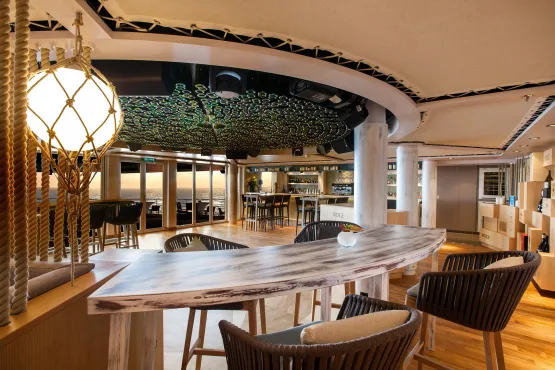 hapag-lloyd-cruises-europa2-suites-genieten-sansibar-001