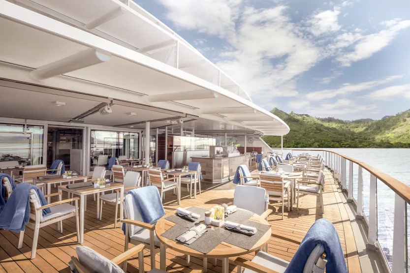 hapag-lloyd-cruises-expeditie-hanseatic-inspiration-lido-restaurant