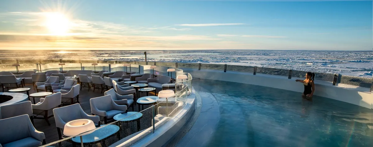 ponant-commandant-pool-001