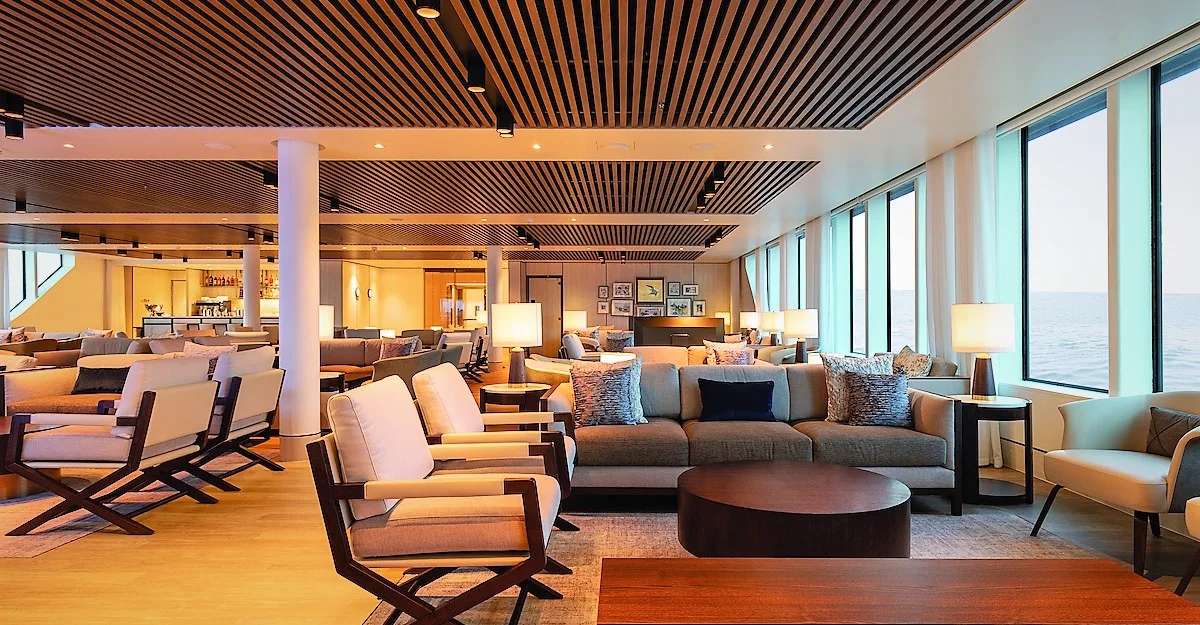 Explorer Lounge, Silver Origin