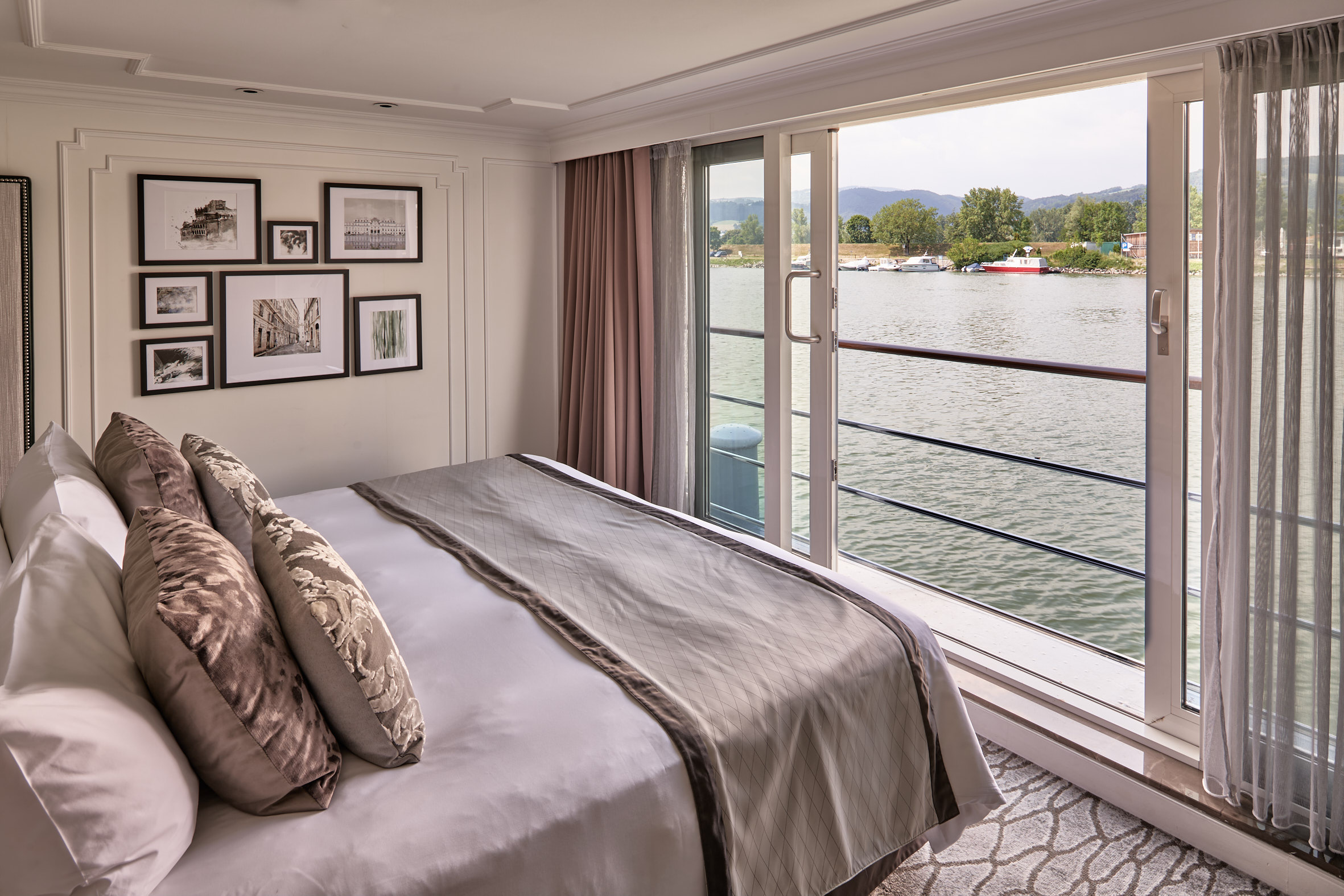 RIVERSIDE LUXURY CRUISES - Footprints - Luxury Rental Luxury Riverside Mans