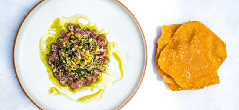 aqua expeditions indonesie chef benjamin cross Tartaar van gele vintonijn