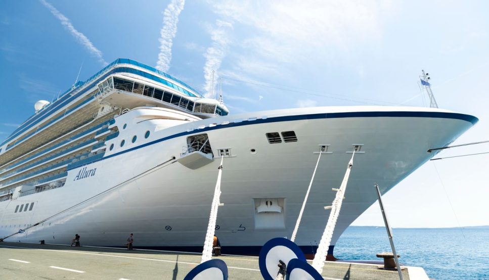 Allura Ship in Port ok